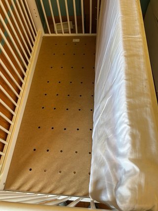 Cuna de bebé muy bonita de madera. Muy agradable.