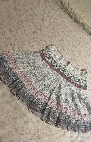 Falda corta vuelo floral