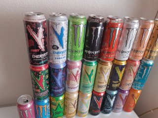 Latas vacías Monster y Enerjeti