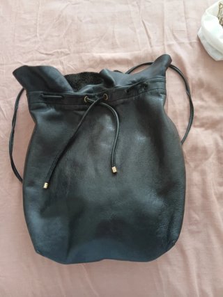 Mochila de piel negra