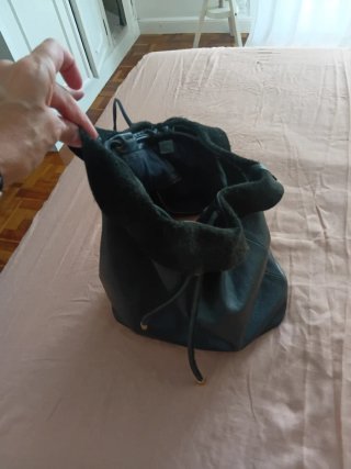 Mochila de piel negra