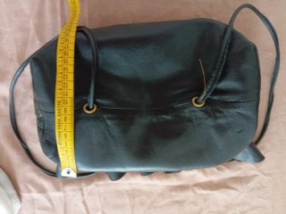 Mochila de piel negra