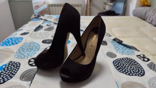 Tacones negros de ante