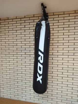 Saco de boxeo RDX negro  blanco con fijación pared