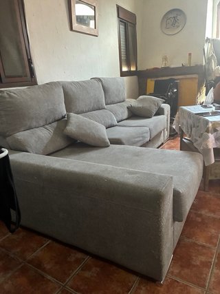 Sofá modular gris con puff reclinable