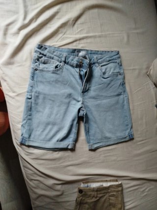 Pantalones cortos vaqueros azules y beige