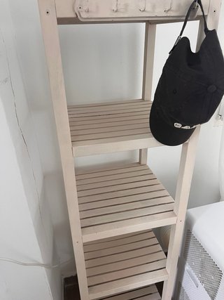 Estantería vertical de madera
