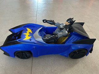 Batmovil azul con figura de Batman