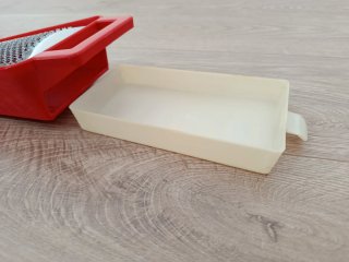 Raspatore da cucina rosso e argento