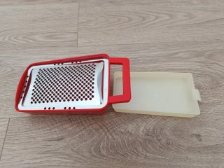 Raspatore da cucina rosso e argento