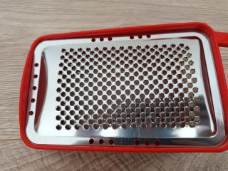 Raspatore da cucina rosso e argento