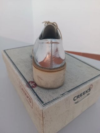 Zapatos Creeks plateados