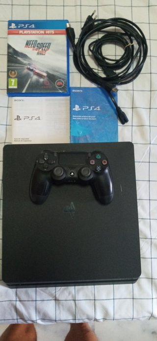 PS4 (PlayStation 4) Negra + Juego