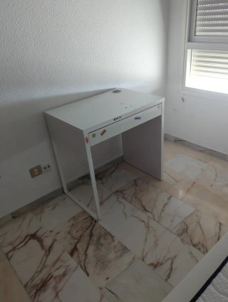Cama japonesa blanca con colchón