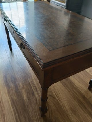 Mesa auxiliar de madera con cajones