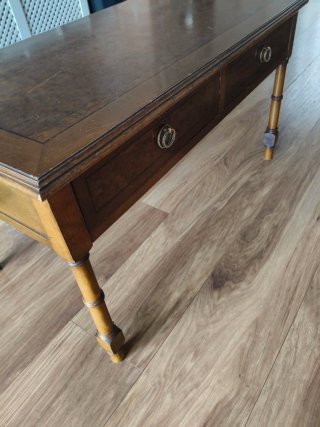 Mesa auxiliar de madera con cajones