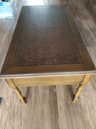 Mesa auxiliar de madera con cajones