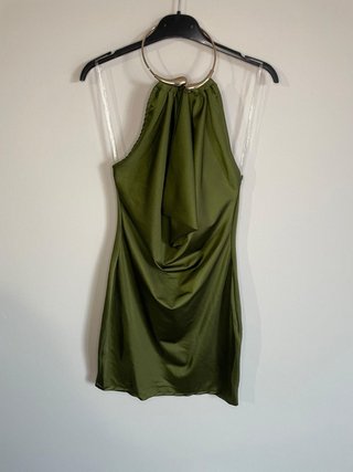 Vestido verde con detalle dorado