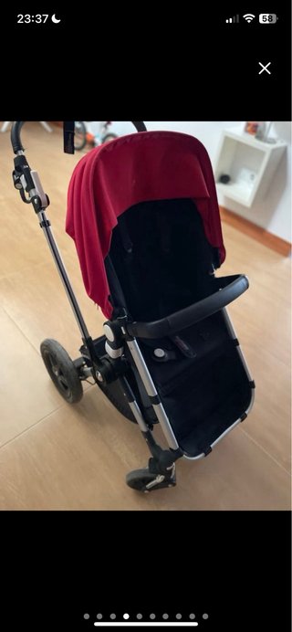 Carrito de bebé rojo