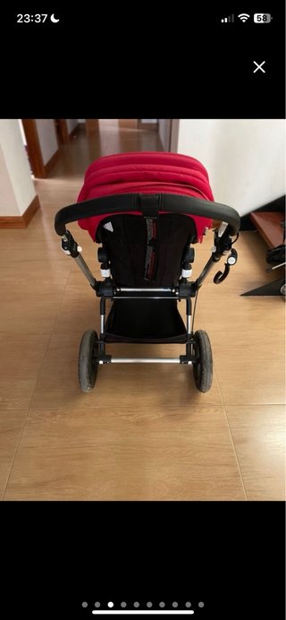 Carrito de bebé rojo