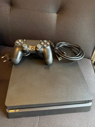 Consola PS4 Sony Negra + Mando y Cables