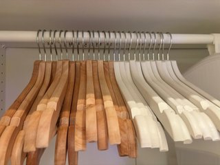 Juego de perchas de madera