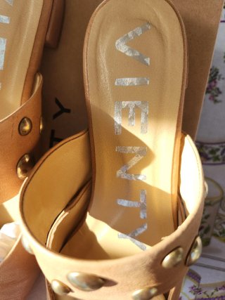Zapatos Gina Mujer Tachuelas Oro Camel Vienty