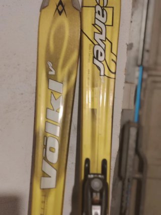 Sci Volkl con attacchi e bastoncini