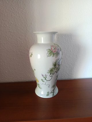 Jarrón de cerámica con flores