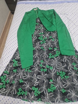 Vestido fiesta negro y chaqueta verde
