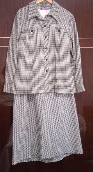 Traje de dos piezas gris y blanco