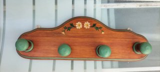 Perchero de madera con flores pintadas