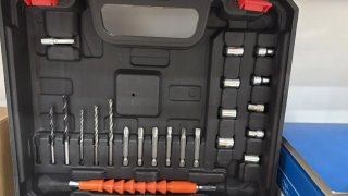 Taladro a batería con accesorios