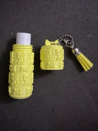 Porta labial amarillo con llavero de gato