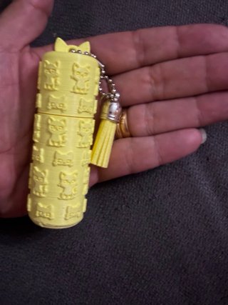 Porta labial amarillo con llavero de gato