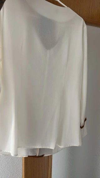 Blusa blanca con detalles marrones