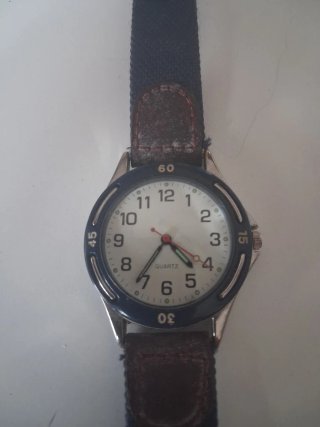 Reloj de pulsera azul y marrón