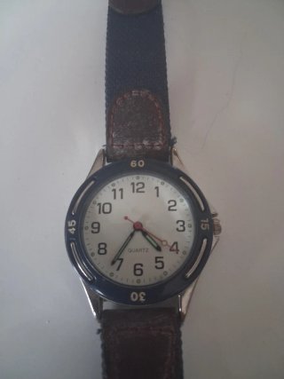 Reloj de pulsera azul y marrón