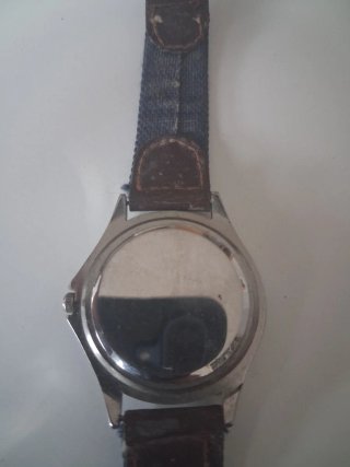Reloj de pulsera azul y marrón
