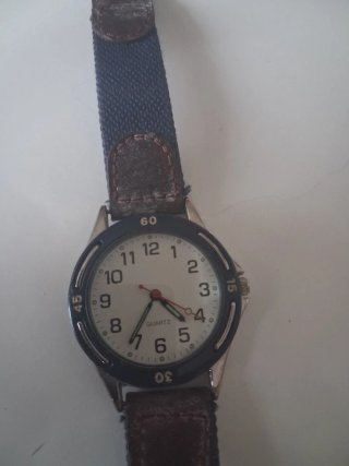 Reloj de pulsera azul y marrón