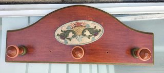 Perchero de madera con diseño floral