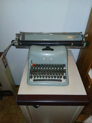 Máquina de escribir Hispana Olivetti
