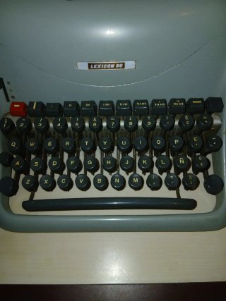 Máquina de escribir Hispana Olivetti