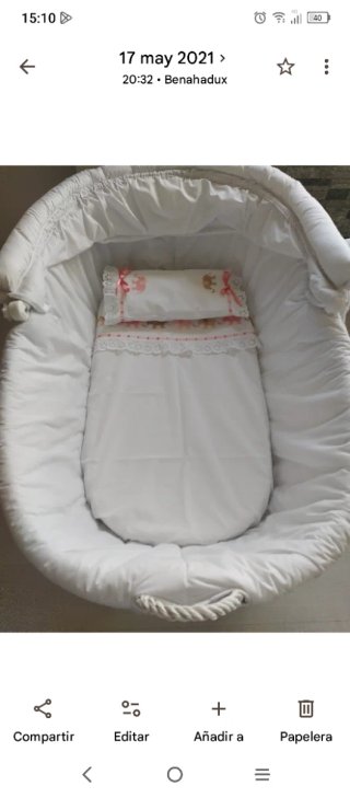 Moisés de mimbre blanco con ruedas
