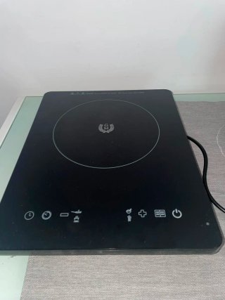 Placa de inducción negra (sólo pago en efectivo)
