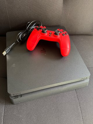 Consola PS4 Negra con Mando Rojo