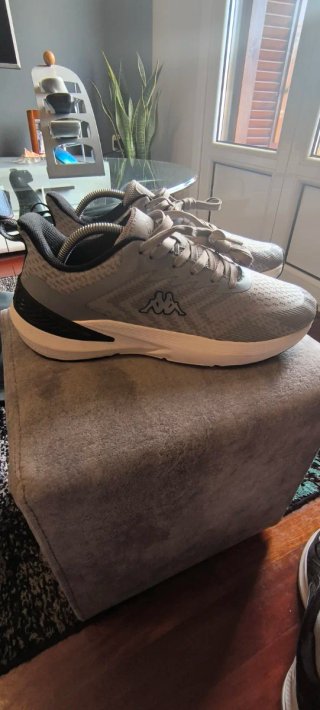 Zapatillas Kappa grises y blancas