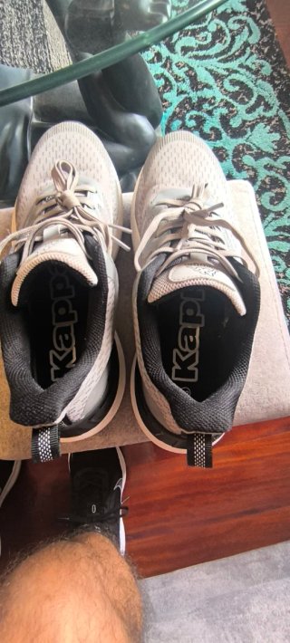 Zapatillas Kappa grises y blancas