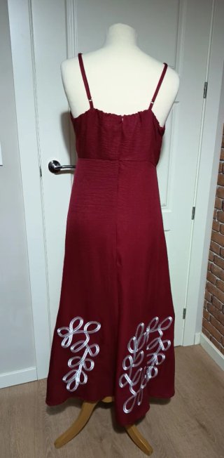 Vestido burdeos con adornos bordados en blanco