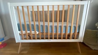 Cuna estilo nórdico blanca y madera como nueva.
